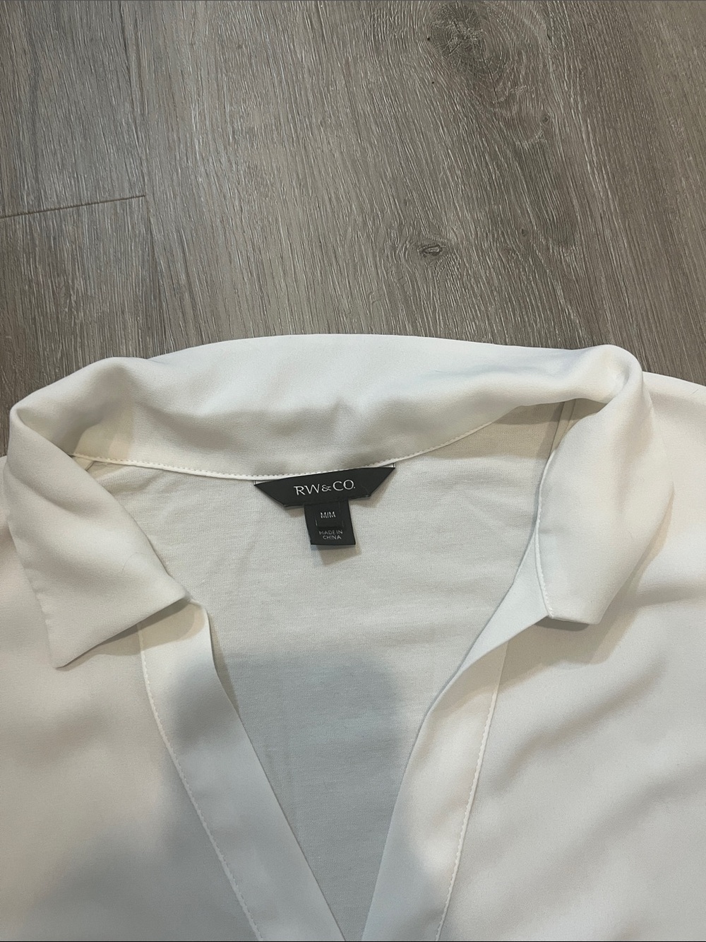 RW&CO. Sleeveless Cream Collared V-Neck Blouse - Picture 2 of 4
